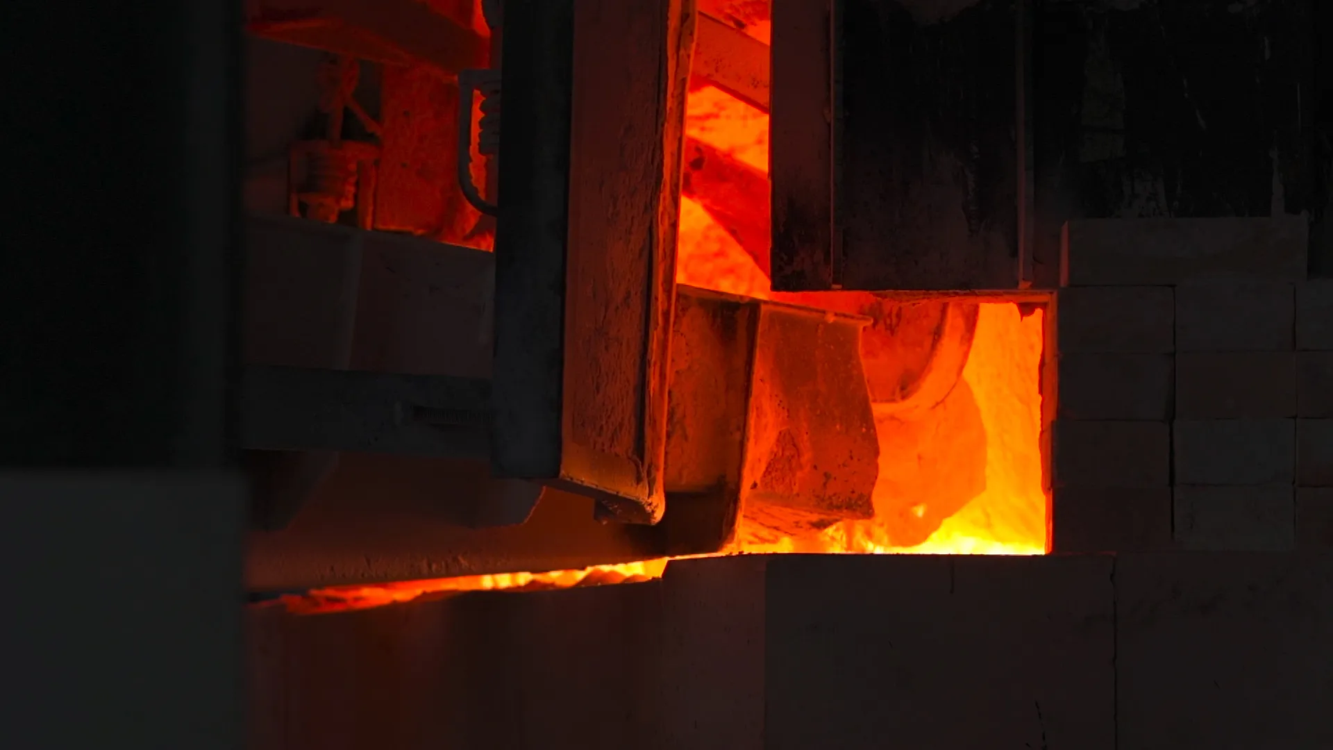 Glass furnace melting raw materials at high temperature